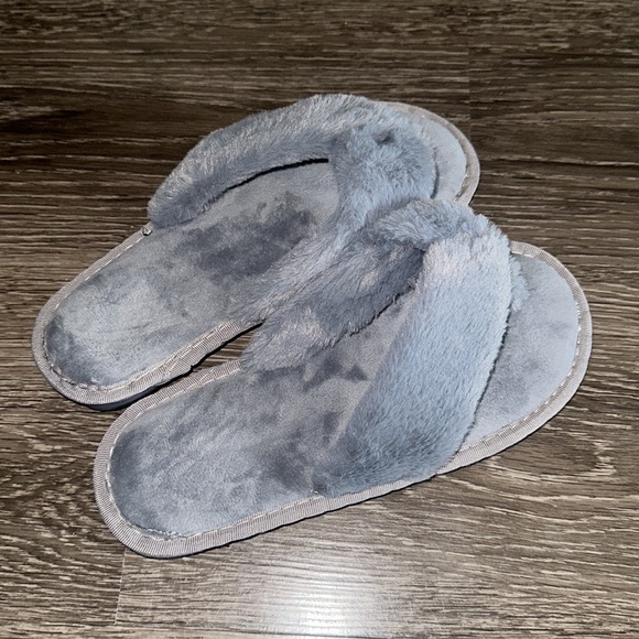 NWOT flip flop slippers - Picture 3 of 5